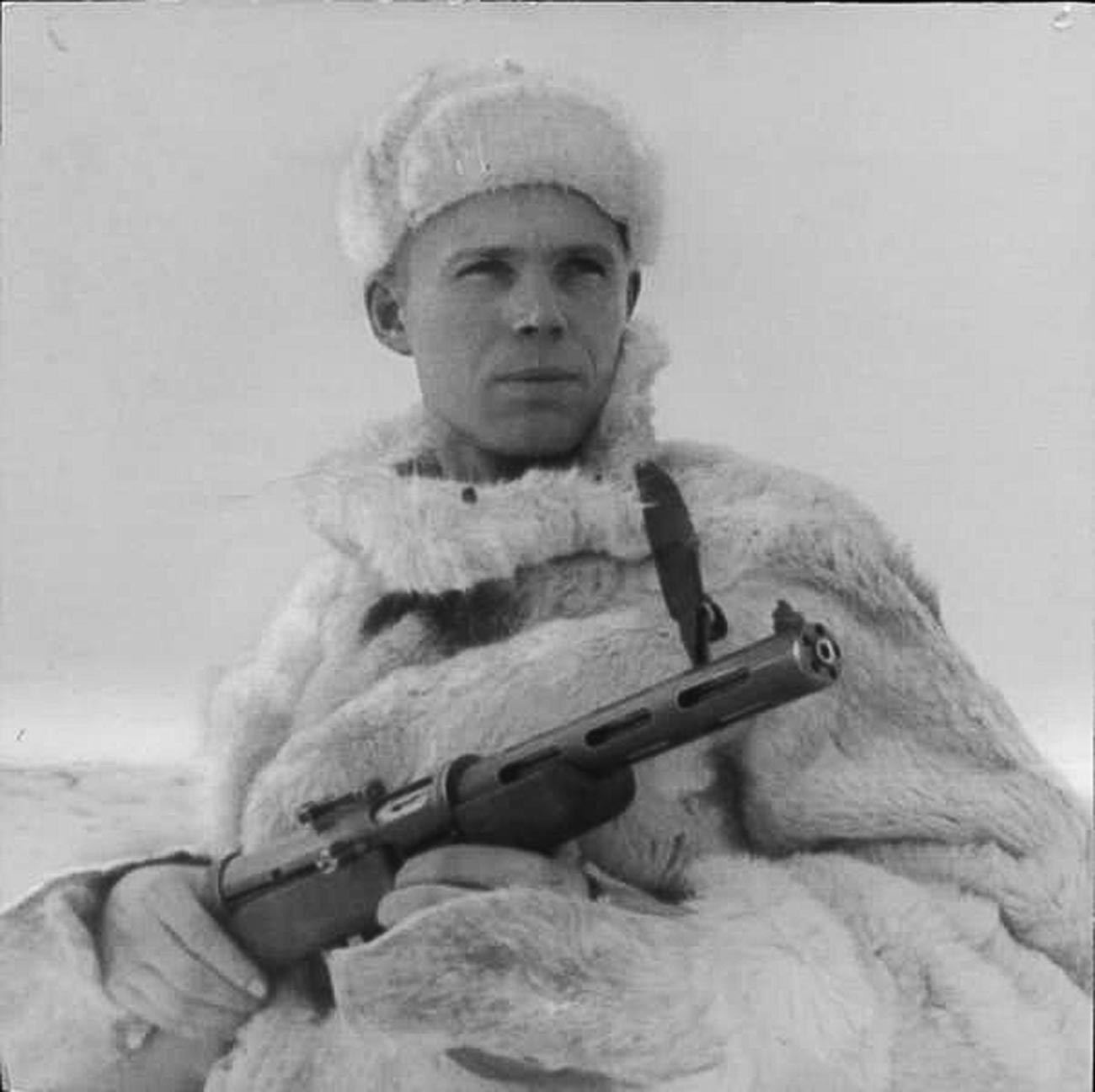 Seorang perwira intelijen militer Soviet mengenakan shuba, 1943.