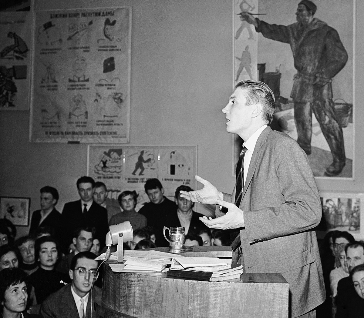 Le poète soviétique Evgueni Evtouchenko lit ses poèmes au Musée littéraire de Moscou, 1959
