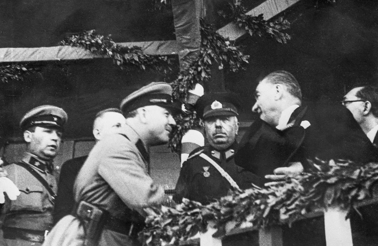Kliment Voroshilov and Atatürk in 1933. 