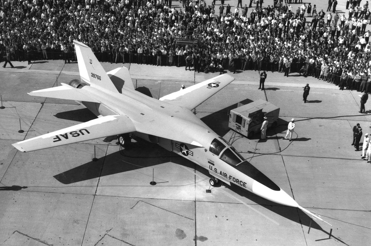 Џенерал Дајнамикс F-111A (SN 63-9768, трећи прототипски авион) са трапезним крилима приликом слетања 15. октобра 1964. 
