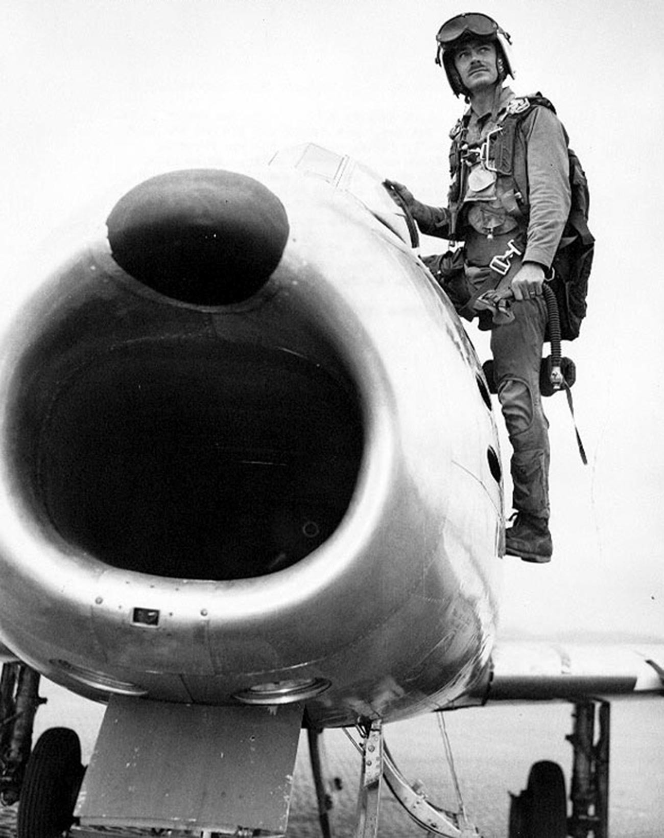 Bojnik Bolt, koji je oborio šest japanskih aviona u Drugom svjetskom ratu. Letio je u 37 akcija na Sabreu u sastavu 5. zračne armije koja je vodila zračne okršaje protiv migova.