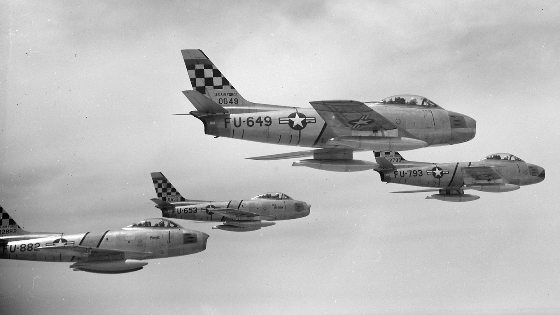 Četiri sjevernoamerička lovca F-86E Sabre u sastavu 51. grupe lovaca-presretača iznad Koreje 22. svibnja 1953. godine. Avioni FU-649 i FU-653 su model F-86E-5-NA, FU-793 je model F-86E-10-NA, dok je FU-882 model F-86E-6-CAN koji je originalno proizvela Kanada, ali isporučila zrakoplovstvu SAD-a.
