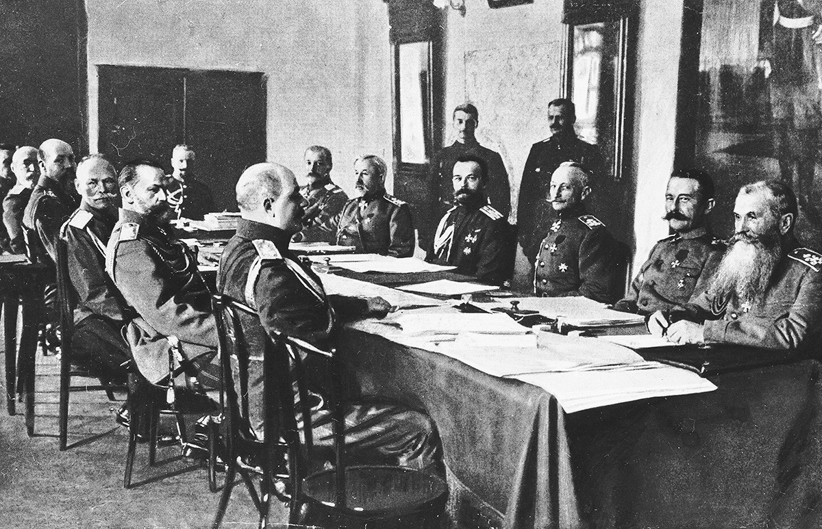 Tsar Nicolau 2° (4° da dir. para esq.), general Alekseiev, general Aleksei Evert, general Kuropatkin, general Aleksei Brusilov (3° da dir. para esq.), e general Ivanov. 