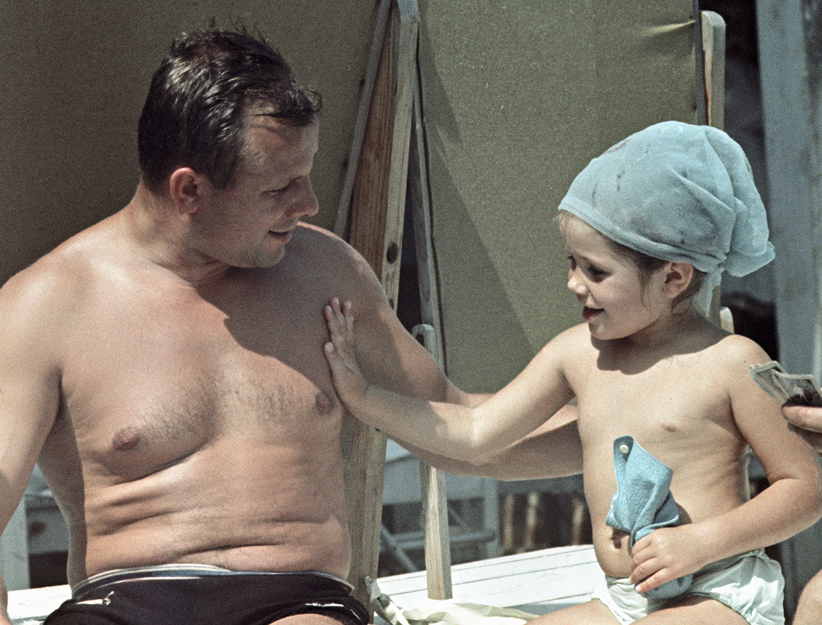 Gagarin in vacanza con la figlia Galina, 1966