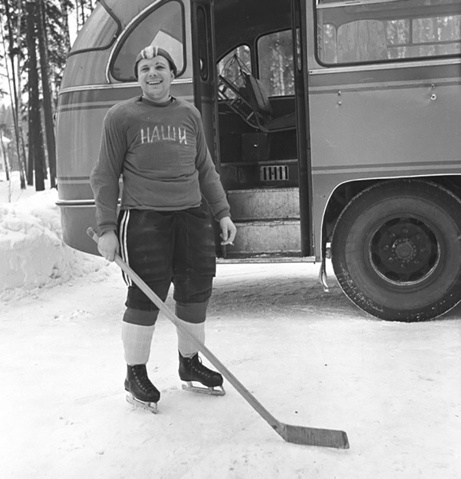 Gagarin mentre gioca a hockey, 1963