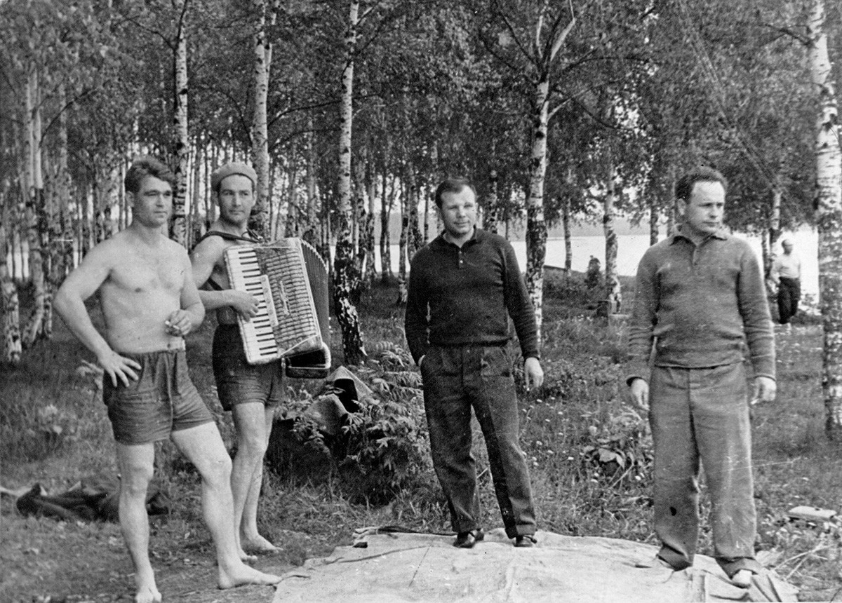 Gagarin in posa con gli amici durante un picnic, 1963