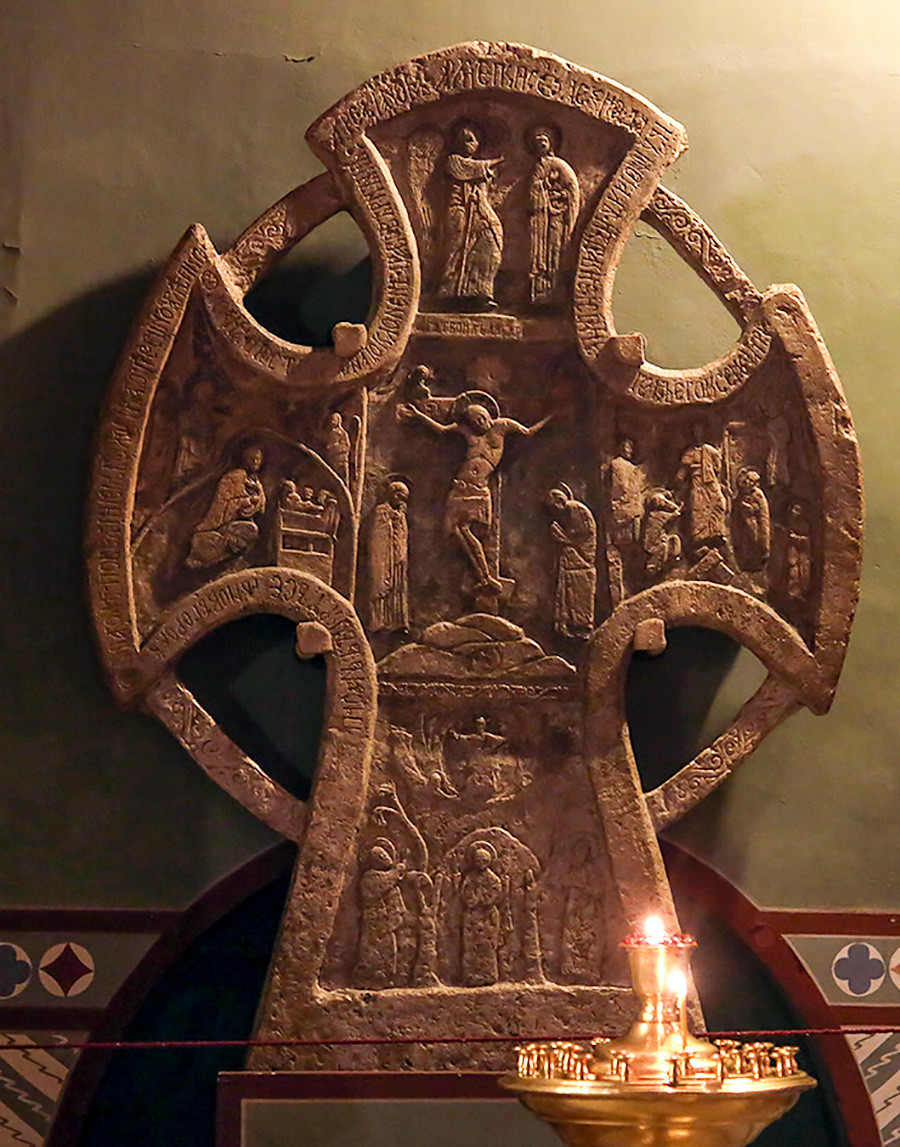 La croix de chemin Saint-Alexis, du XIVe siècle, est conservée dans le temple principal de la ville – la cathédrale Sainte-Sophie.