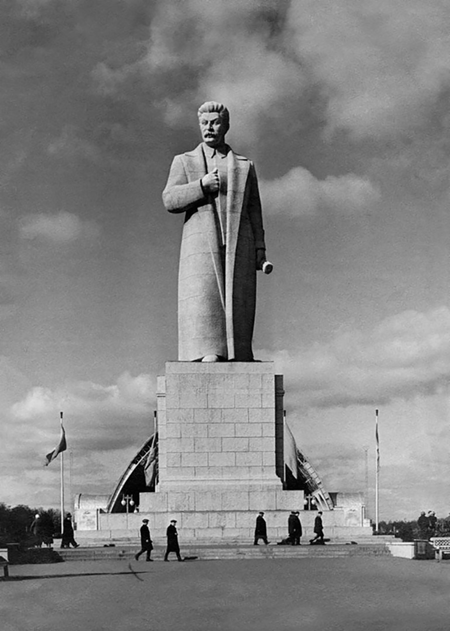 Statue géante de Staline dans l’Exposition des réalisations de l'économie nationale de l'URSS (VDNKh).
