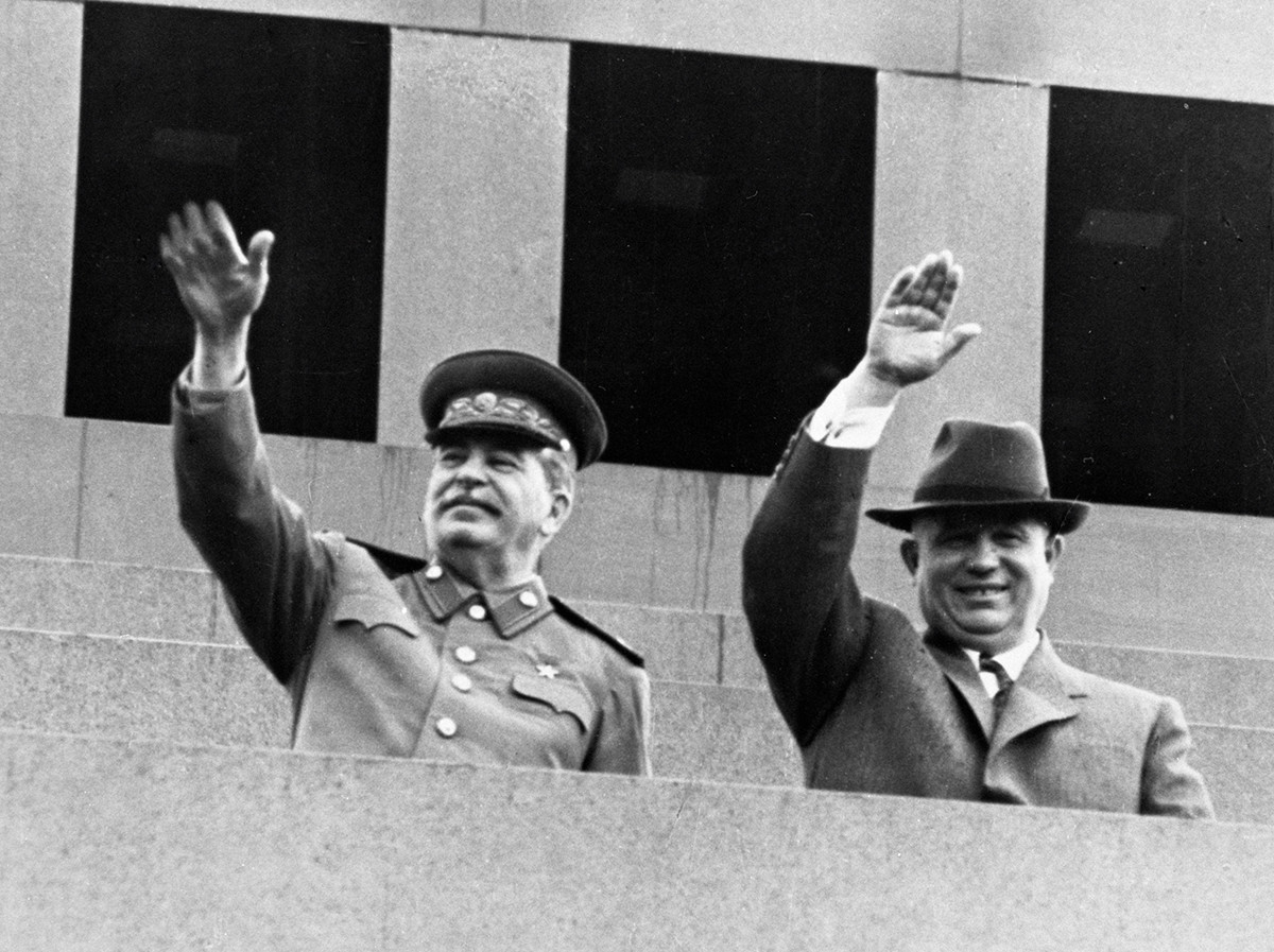 Joseph Staline et Nikita Khrouchtchev sur la tribune du mausolée de Lénine le jour du 1er mai
