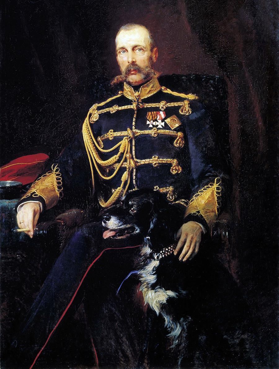 Портрет Александра II, рад руског уметника Константина Маковского (1839-1915). Цар је у војној униформи са цигаром у једној руци док другом руком милује пса.