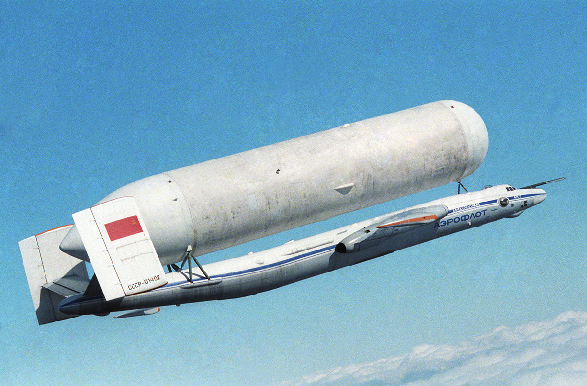 Pesawat angkut Atlant, 1990.