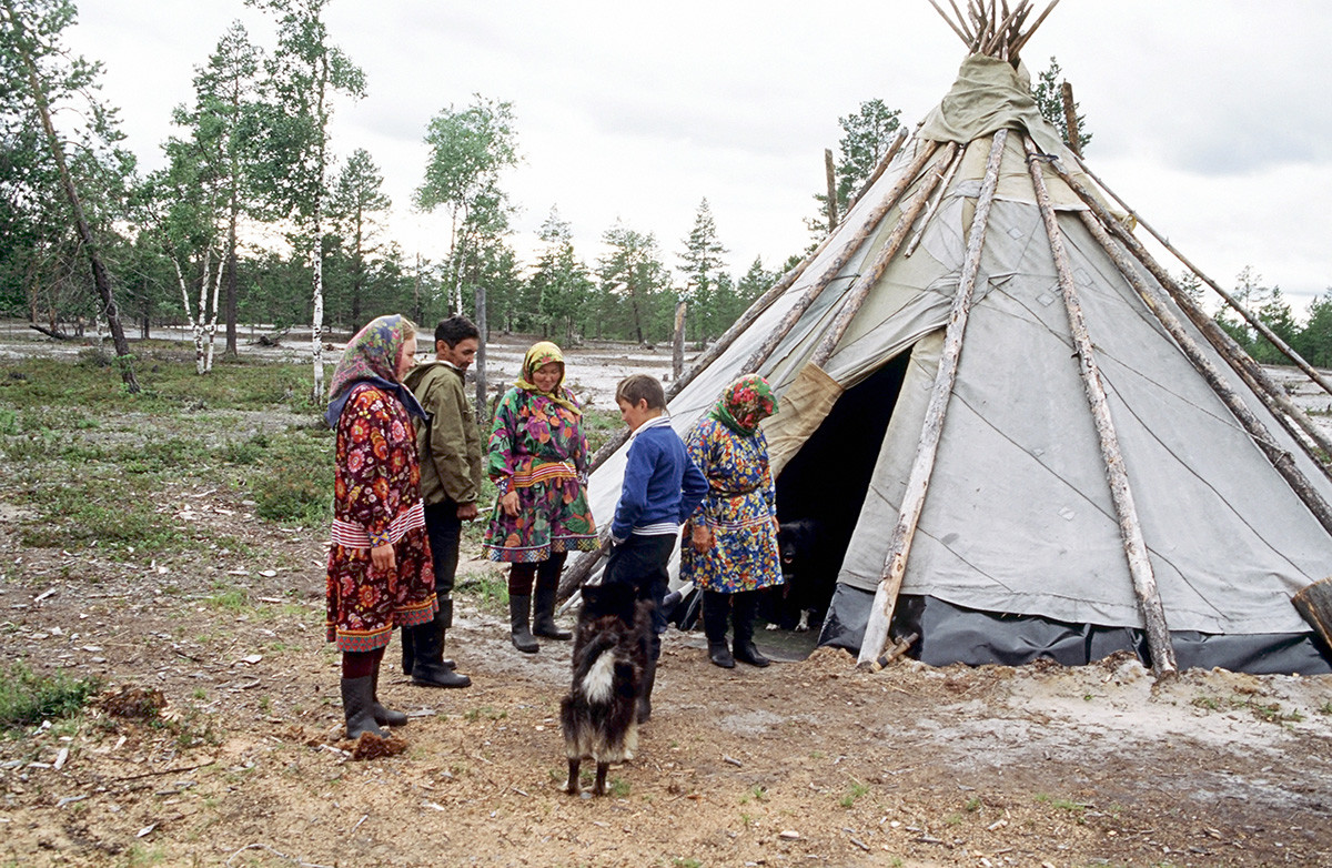 Sebuah chum beratap terpal milik orang-orang Khanty di Tyumenskaya oblast.