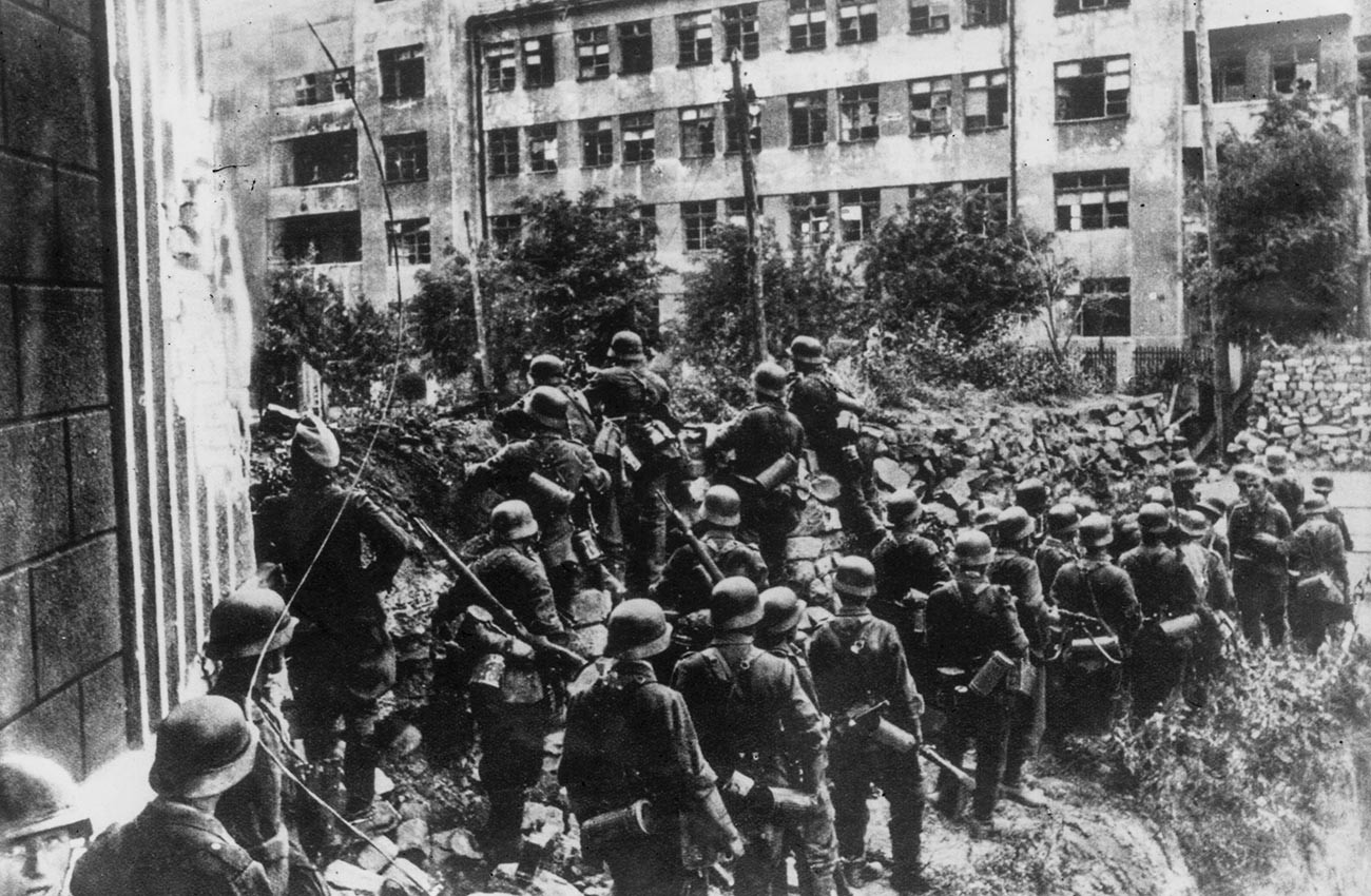 Tropas de infantería alemanas y eslovacas entran en la ciudad soviética de Rostov del Don.
