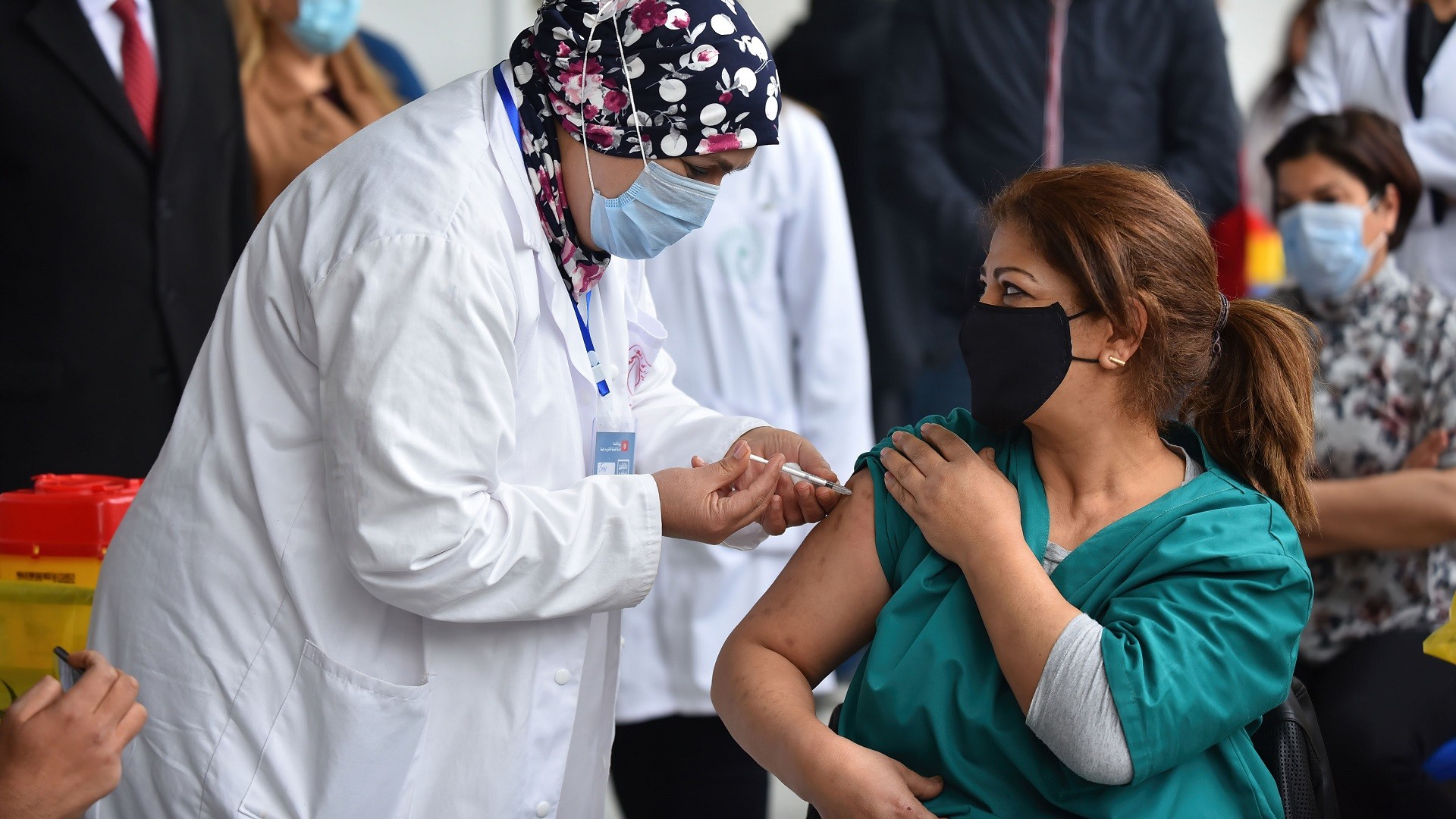 Vaccination d'une infirmière à Tunis