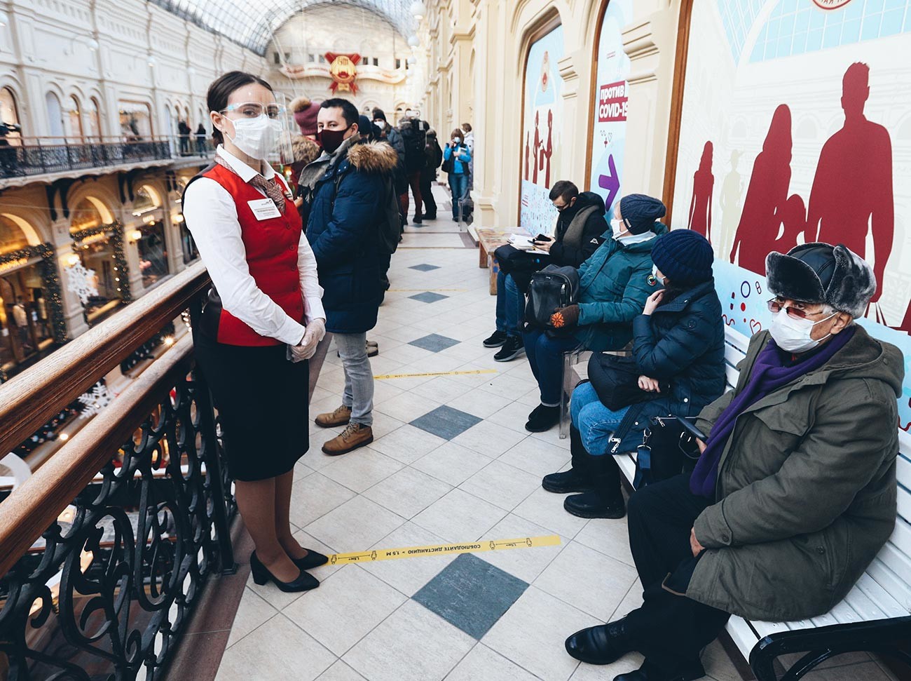 Gente in coda per farsi vaccinari nei grandi magazzini GUM in Piazza Rossa a Mosca