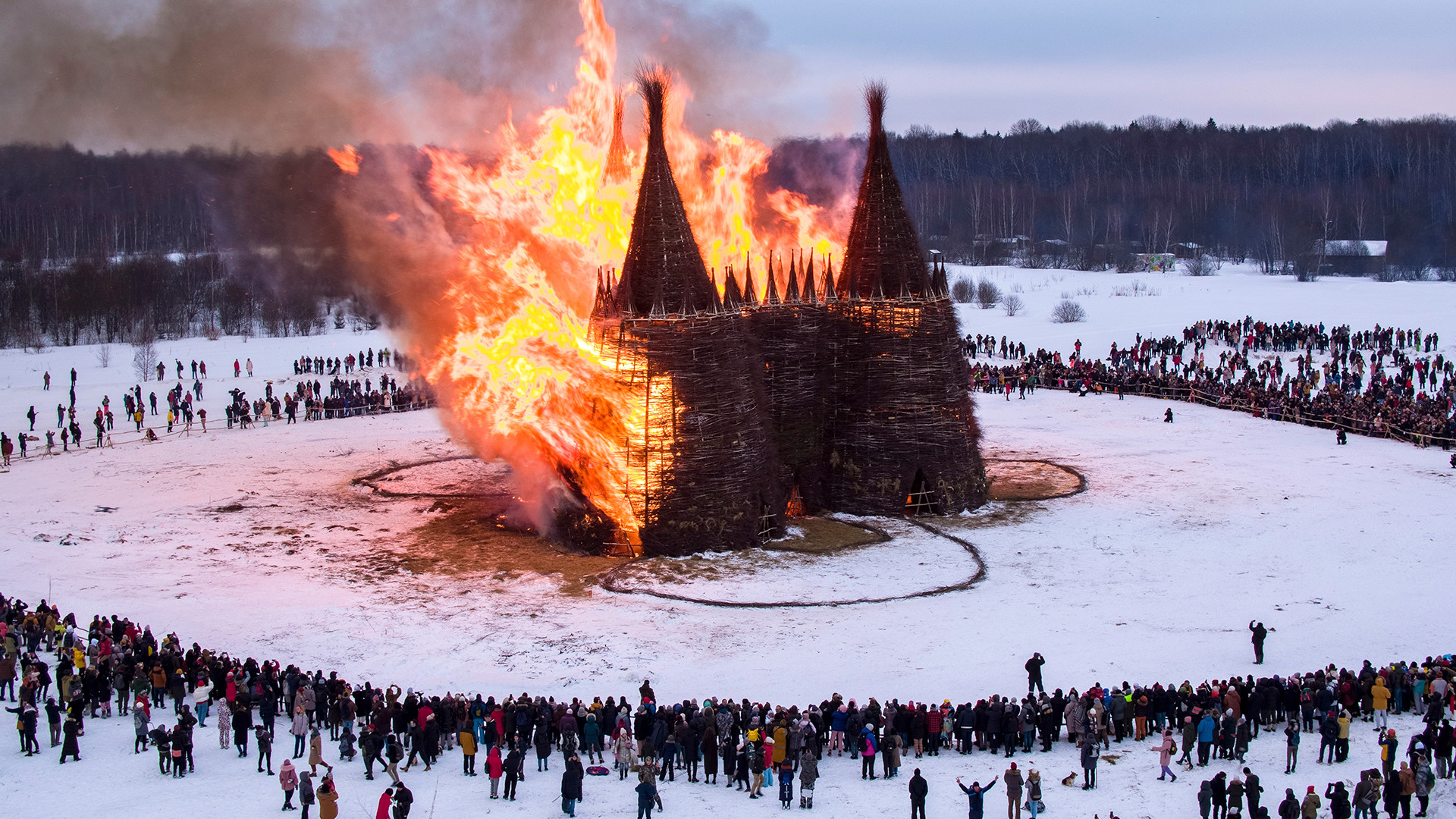 Una costruzione di legno a forma di castello brucia nel parco Nikola-Lenivets, a sud-ovest di Mosca, come parte dei festeggiamenti della Maslenitsa, 13 marzo 2021