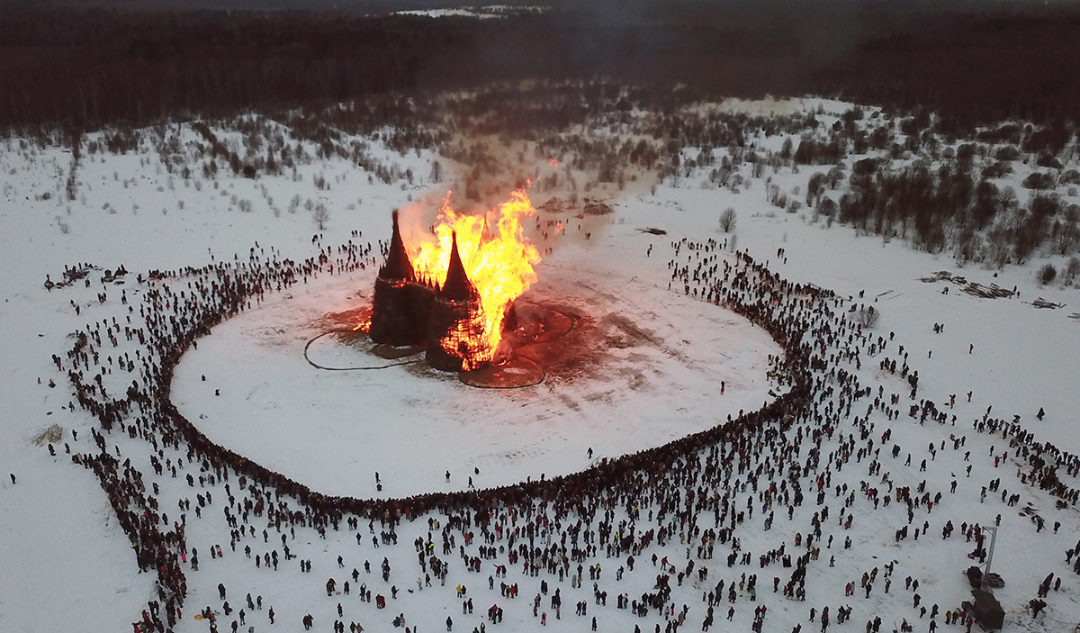 Pembakaran objek seni oleh seniman Nikolai Polissky pada perayaan Maslenitsa di Desa Nikola-Lenivets di Kaluzskaya oblast.