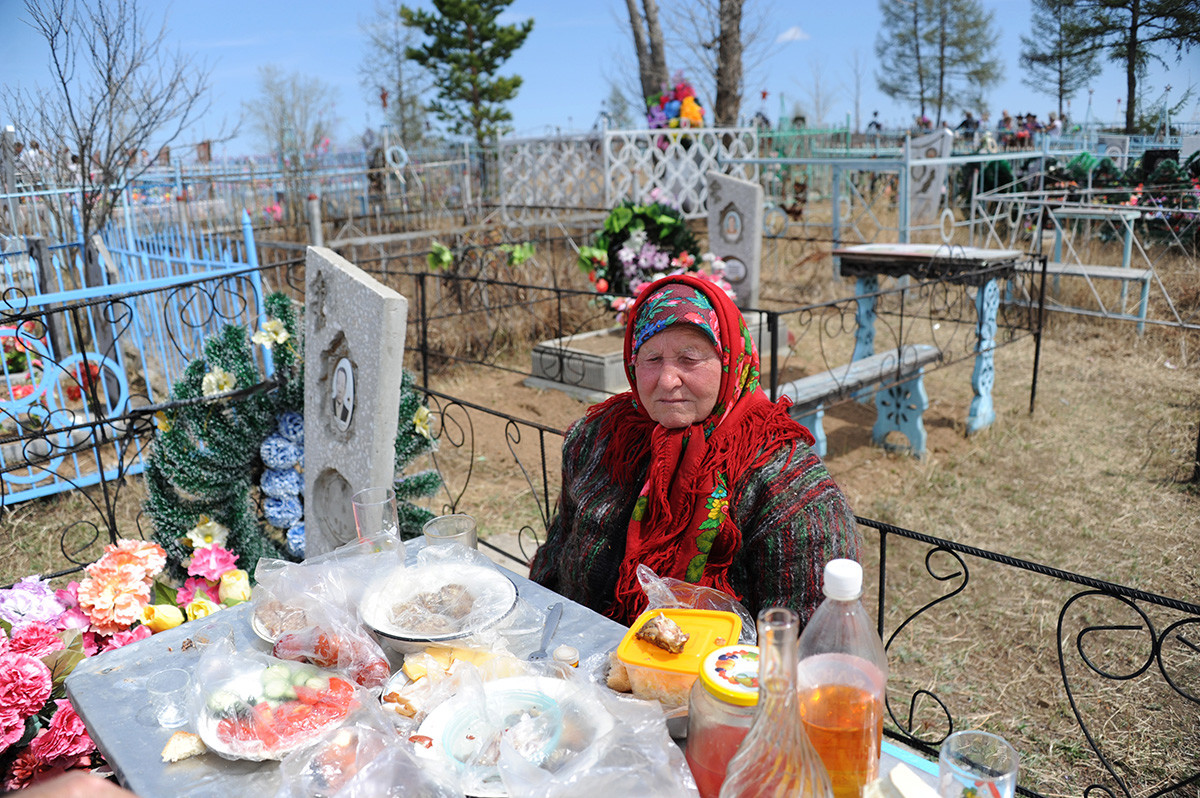 Visita alle tombe del cimitero nel villaggio di Novotroitsk, nella regione Transbaikal, nel Giorno della Memoria (Radonitsa)