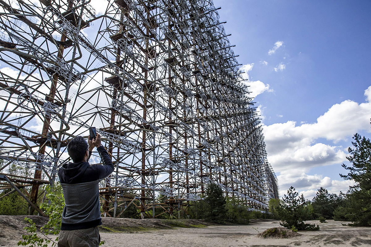 Der Tourist fotografiert das von der Sowjetunion in Tschernobyl betriebene Duga-Radarsystem.