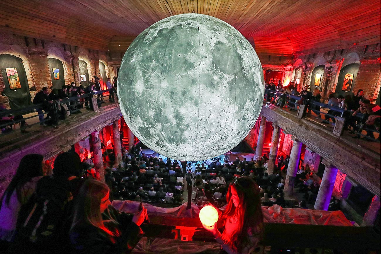 Инсталляция в виде луны во время музыкального вечера 