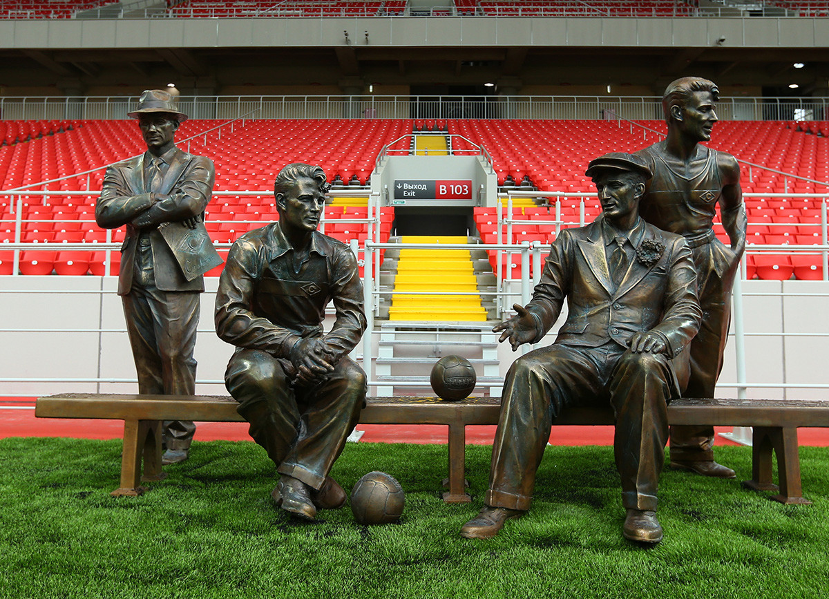 Un monumento ai fratelli Starostin, che giocavano nella squadra di calcio russa Spartak, nel nuovo stadio dell'FC Spartak Mosca (Otkritie Arena)