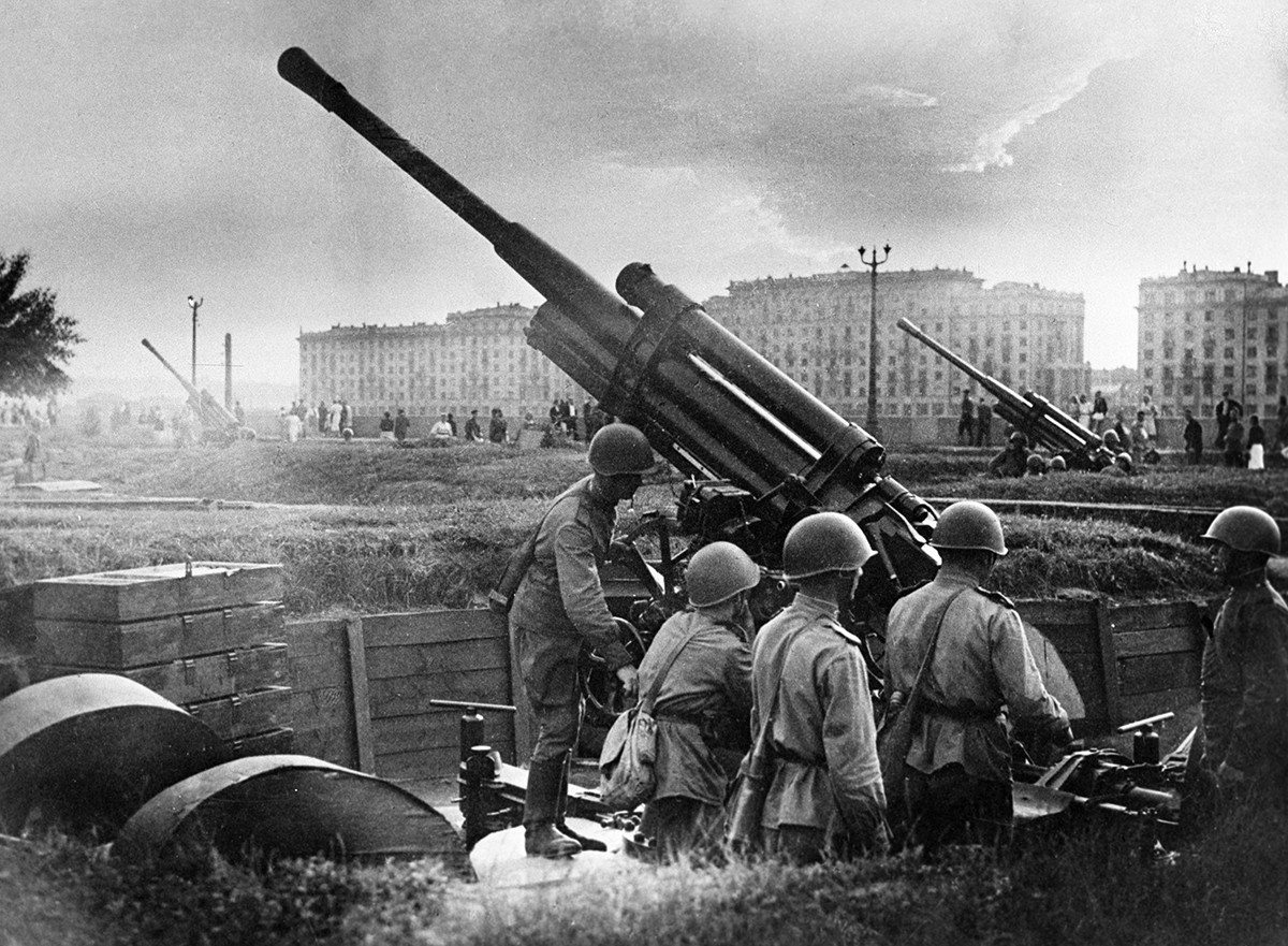 Defesa de Moscou na Grande Guerra Patriótica. Tripulação antiaérea perto do Parque Górki