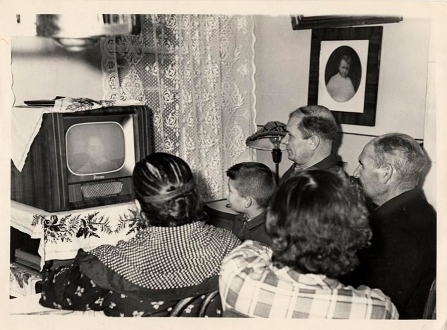 1961年までに多くの家庭がテレビを手に入れ、晩にその前に集うことが日常の一部となり、楽しいひと時となった