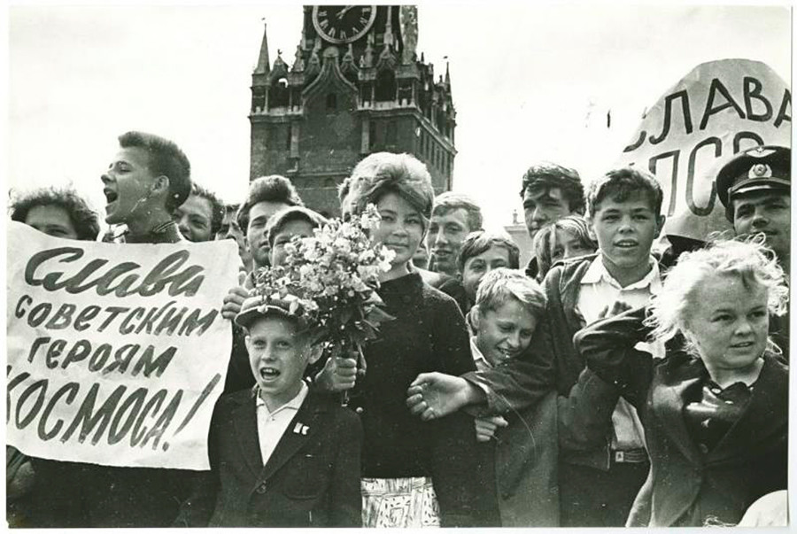 赤の広場での集会。プラカードの文言は「ソビエトの宇宙の英雄に栄光あれ」「共産党に栄光あれ」