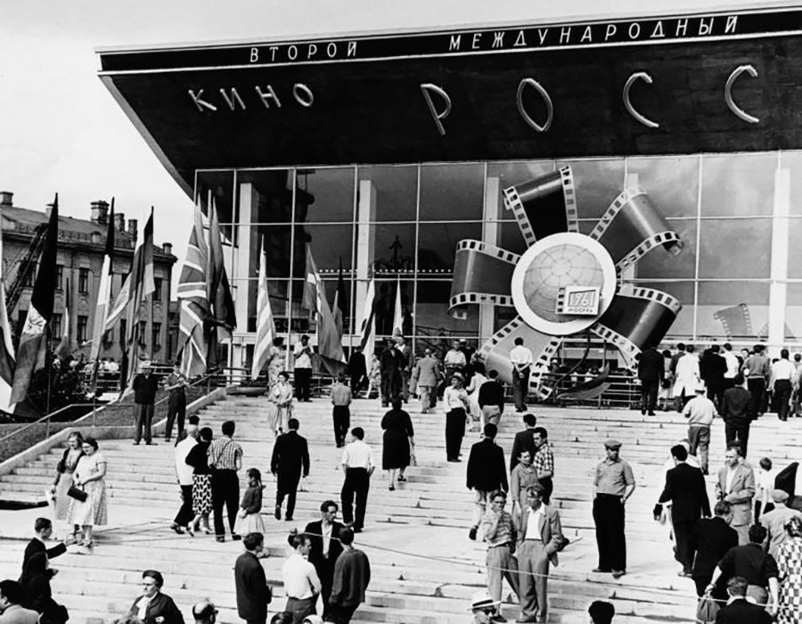 第2回モスクワ国際映画祭の際の映画館「ロシア」の入口