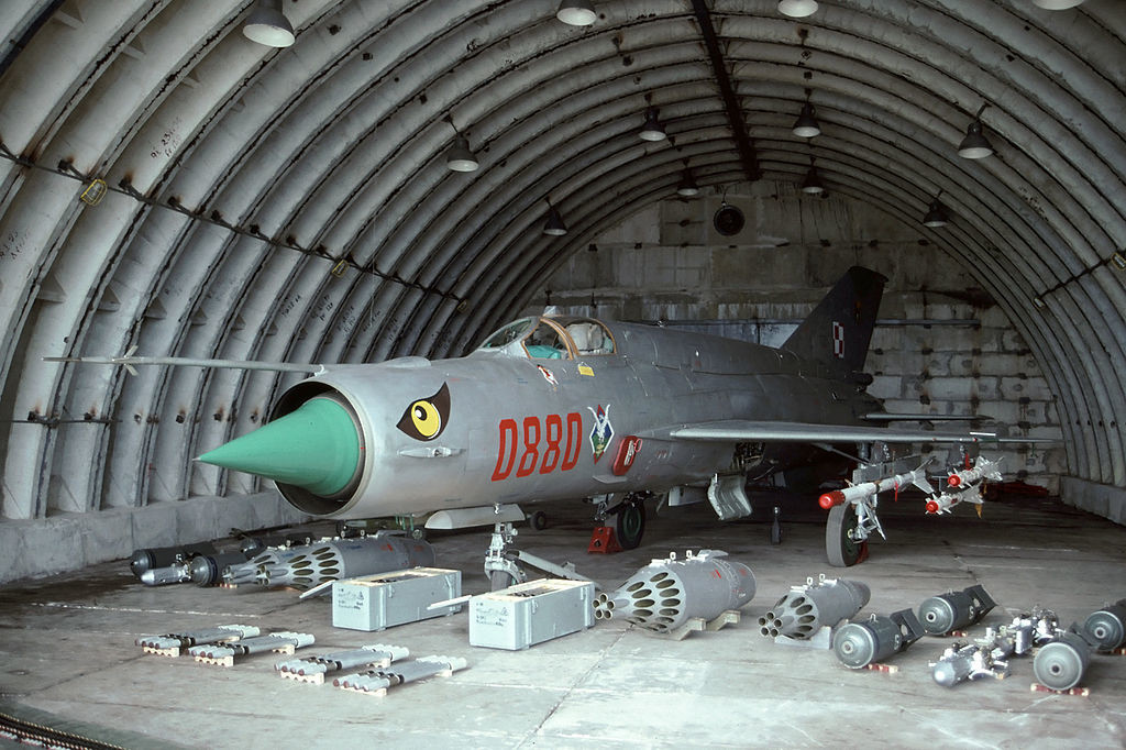 Base de Gdynia-Babie Doly, principal base aérea de la Marina polaca. En 1995 los MiG-21 del 1 DLMW estaban estacionados en ella.