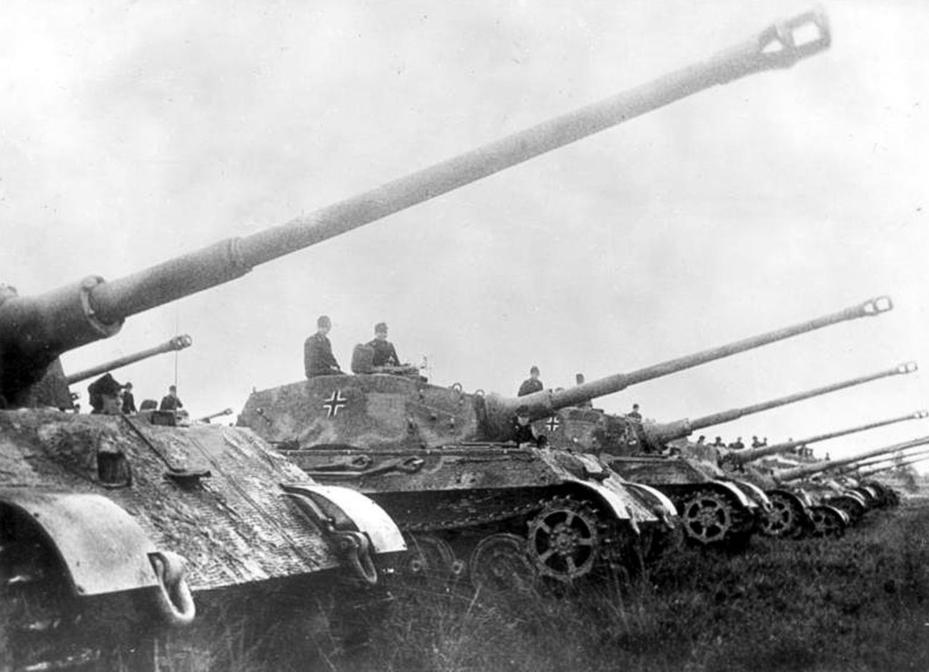 Германските тешки тенкови Панцер 6 Тигар беа масовно користени во борбите и напуштани при повлекувањето.
