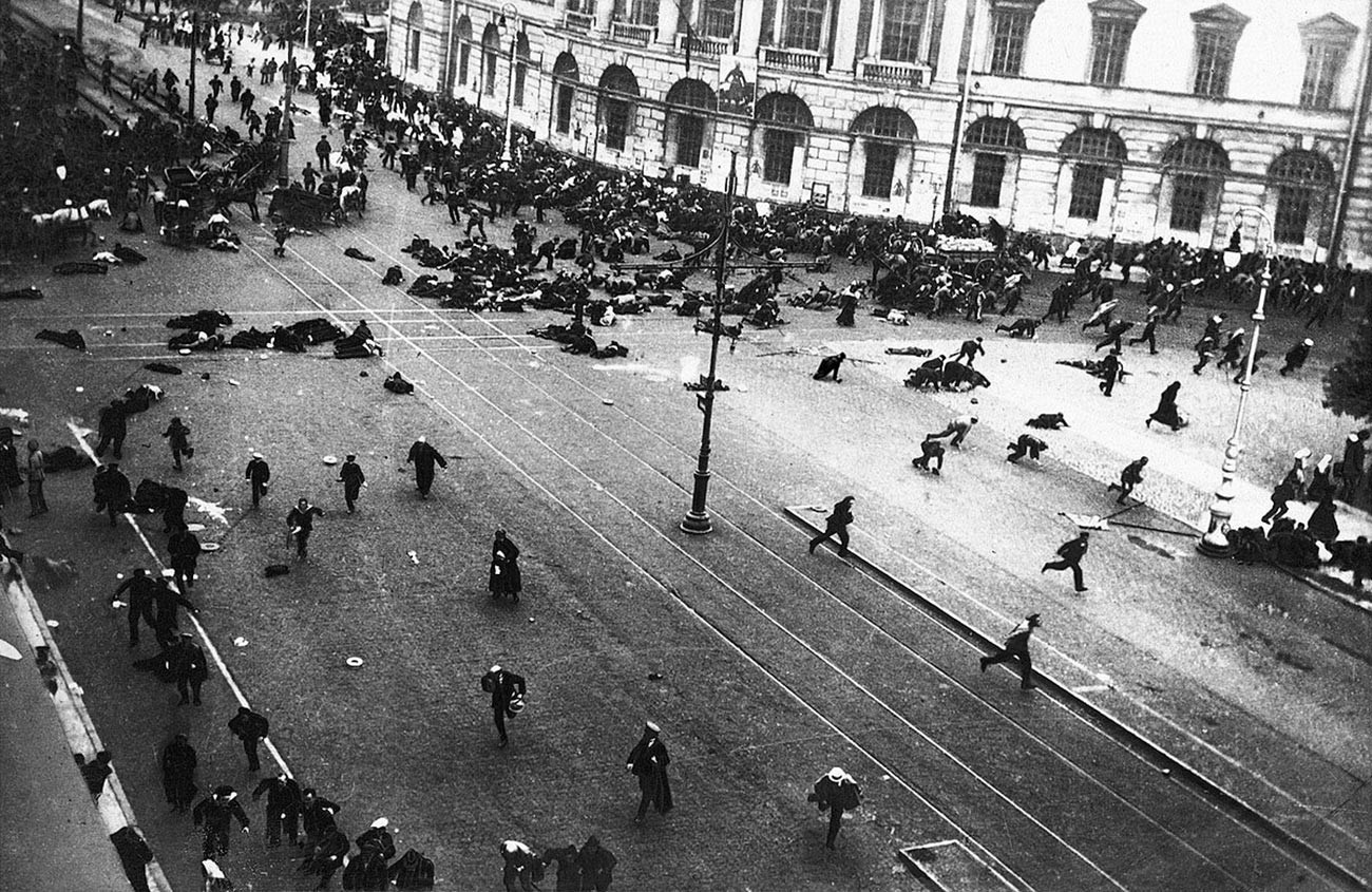 Pasukan Cossack kekaisaran menembak pekerja yang melakukan aksi unjuk rasa damai di Petrograd, Juli 1917.