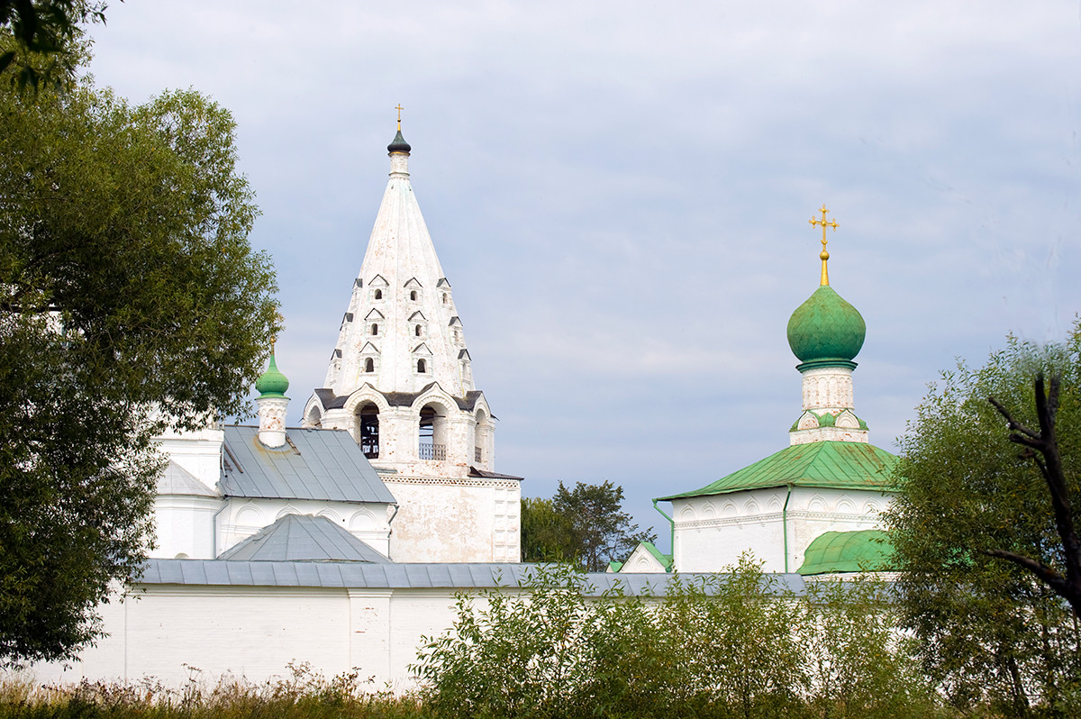Pereslavl-Zalesski. Monastère Troïtse-Danilov, vue de derrière le mur est. De gauche à droite : cathédrale de la Trinité avec chapelle Saint-Daniel Pereïaslavl attenante, clocher, église de Tous les Saints. 