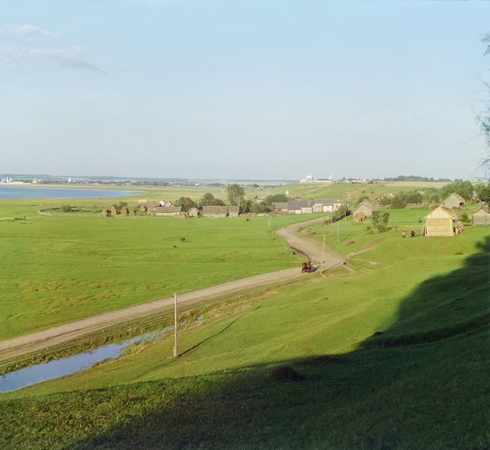Pereslavl-Zalesski. Vue panoramique du village de Veskovo. Premier plan à gauche : lac Plechtcheïevo. Au centre : murs blancs du monastère Goritski, au-delà duquel se trouve le monastère Troïtse-Danilov. 