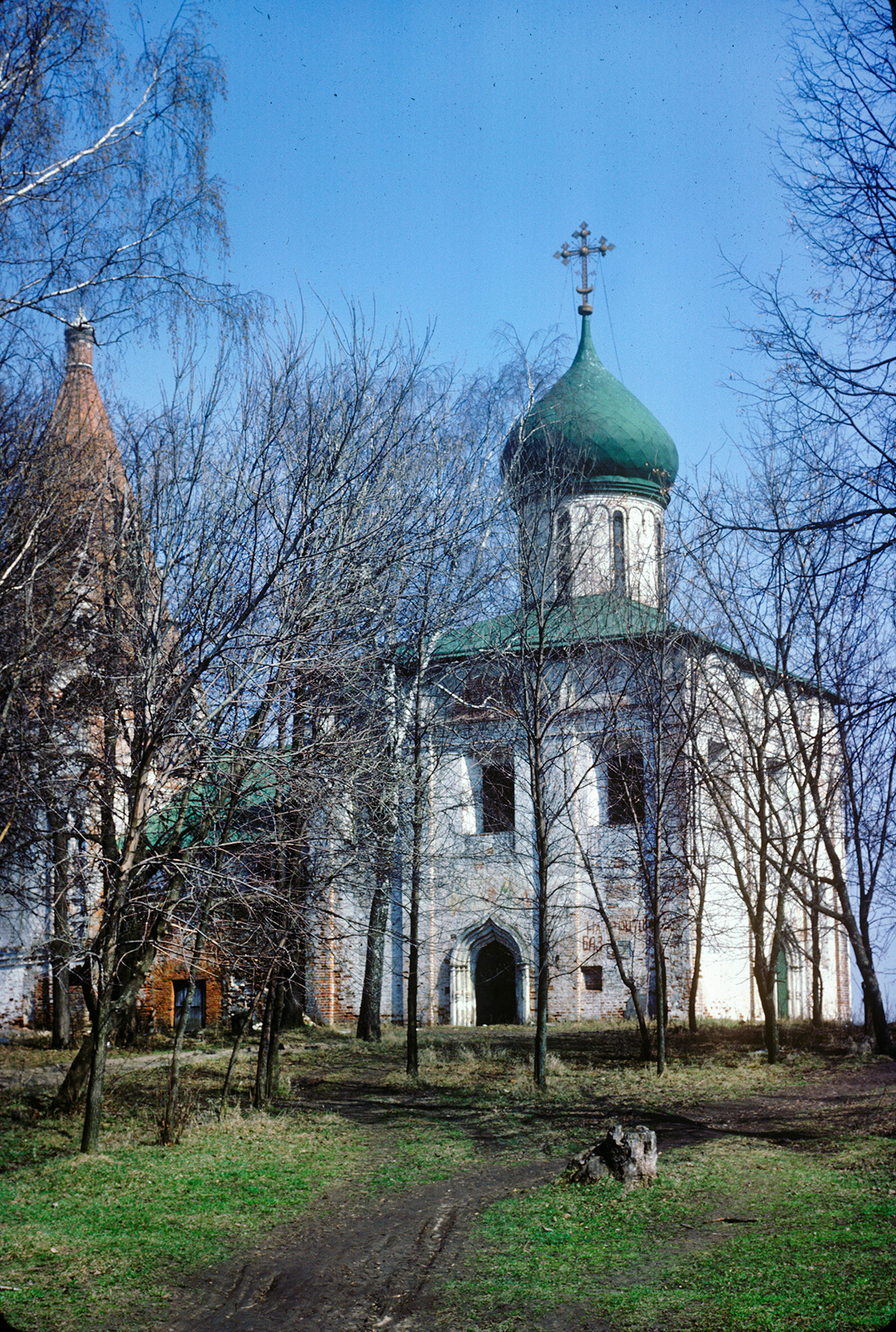Monastère Troïtse-Danilov. Cathédrale de la Trinité. Au bout à gauche : clocher.