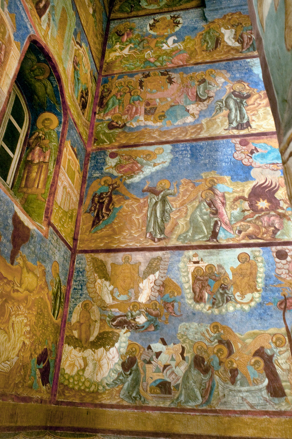 Allée nord, voûte centrale du plafond. Fresque : Nativité de la Vierge Marie (Sainte Anne en haut). 