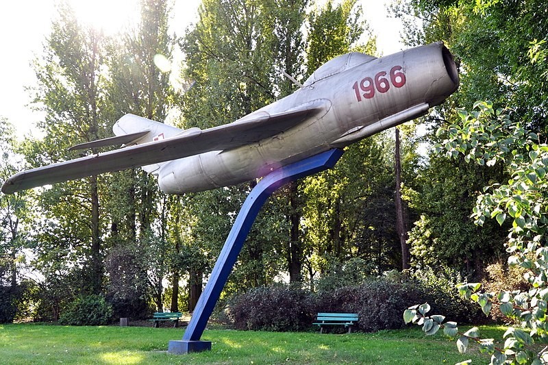 Proizveden 1949. godine u Sovjetskom Savezu, ovaj je MIG-15 br. 0234, danas spomenik, jedan od prvih pet takvih zrakoplova koji su u Poljsku stigli 19. srpnja 1951. godine.