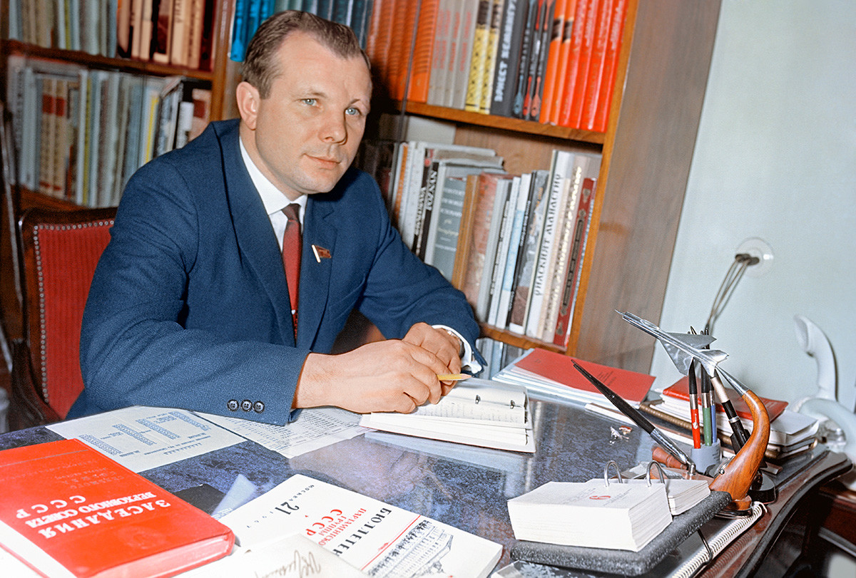 Gagárin em seu escritório, 1967.