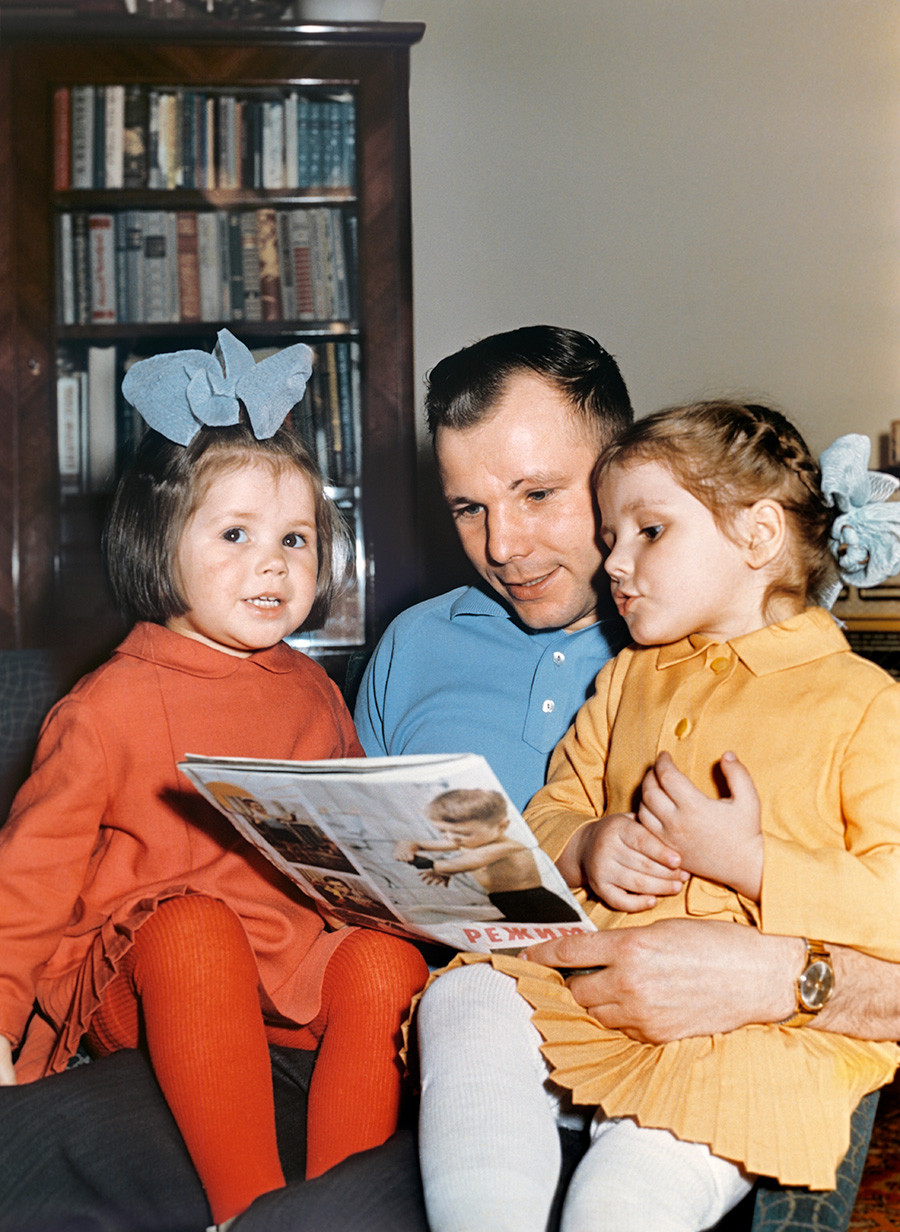 Gagárin lê com as filhas, 1965.