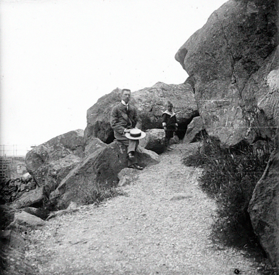 Un père et son fils grimpant sur les rochers à Aloupka, années 1890

