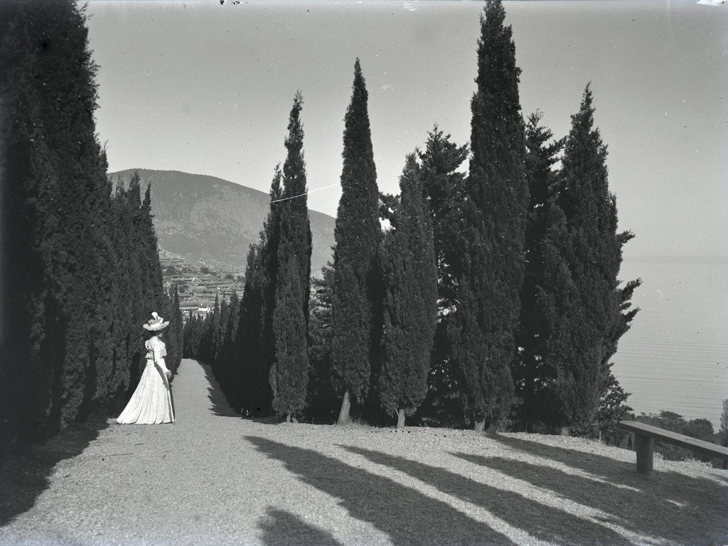 Femme se tenant parmi les cyprès, 1897

