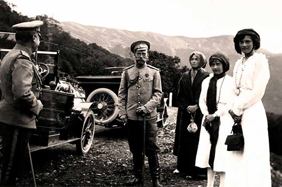 Nicolas II avec ses filles, 1913


