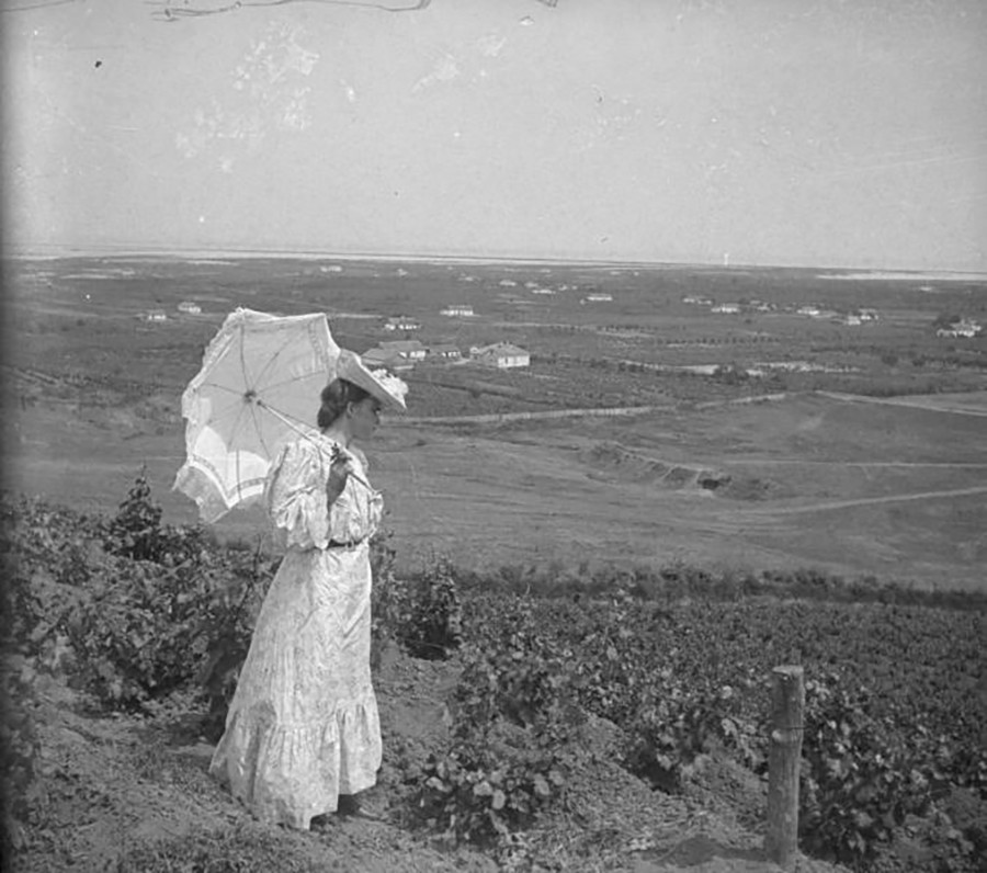La Crimée est également célère pour son vin. Ici : une dame inspectant un vignoble, 1903

