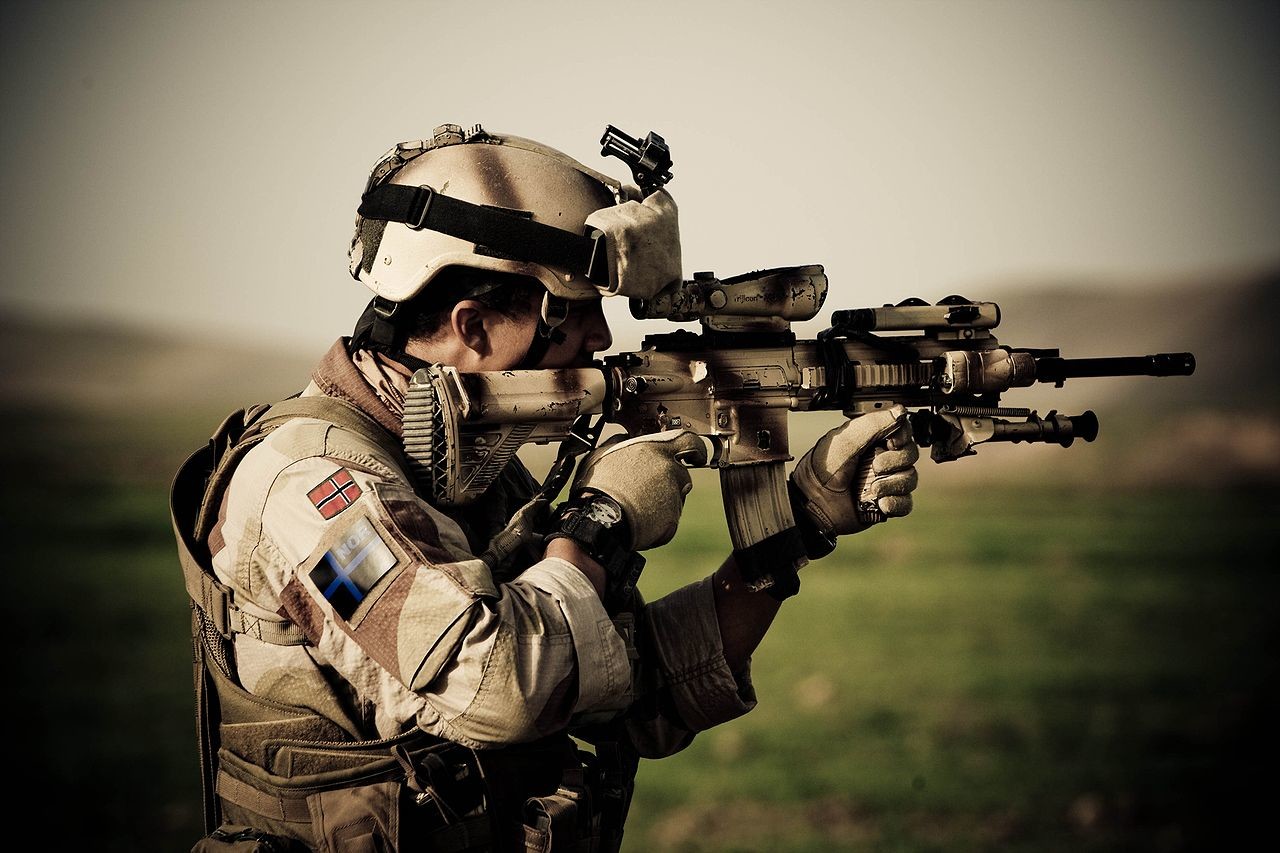 Норвежки войник в провинция Фарджаб в Афганистан, въоръжен с автомат HK416
