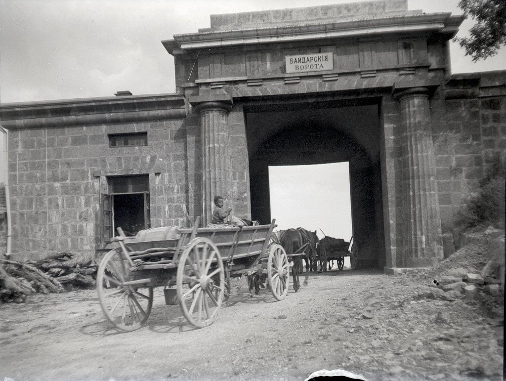 黒海へ続く峠道にあるバイダル門をくぐる馬車。1897年