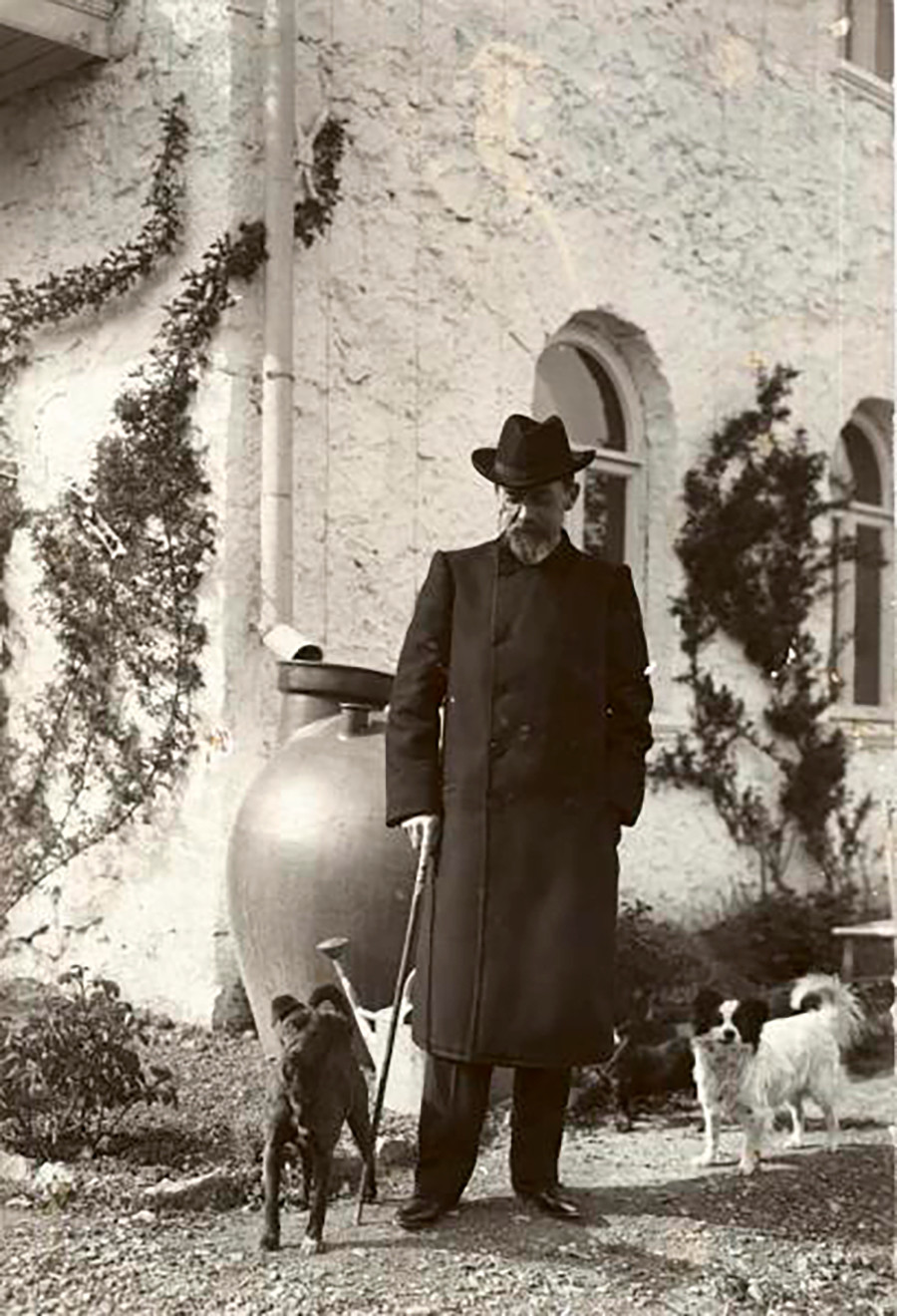ヤルタで犬の散歩をする作家アントン・チェーホフ。チェーホフはクリミアに別荘を持っていた。1903年