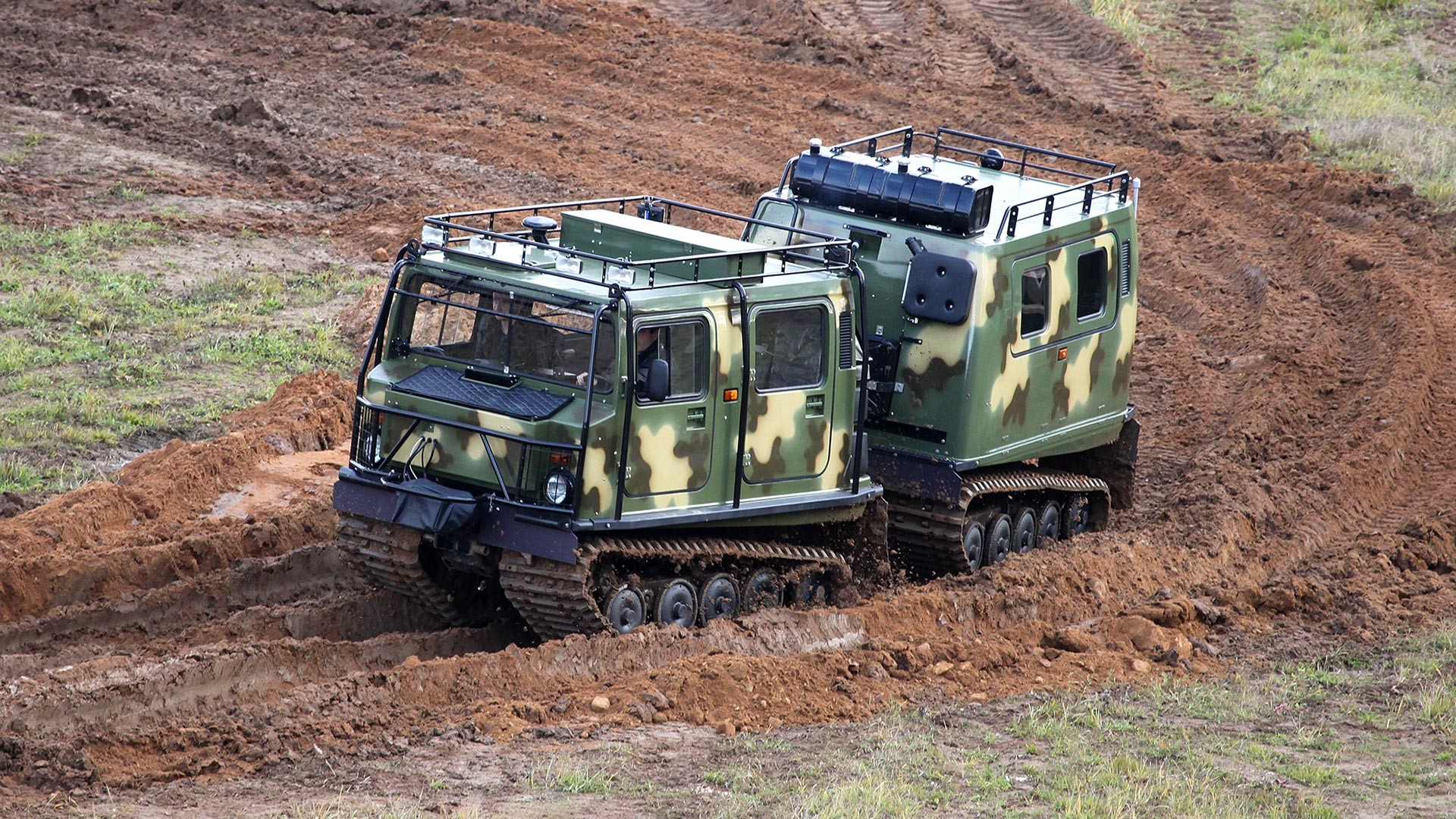 Гусенично теренско возило ГАЗ-3351 „Лос“ са два спојена одсека.
