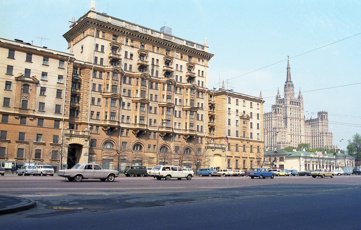 Moscú, URSS. Una vista del edificio de la Embajada de Estados Unidos.
