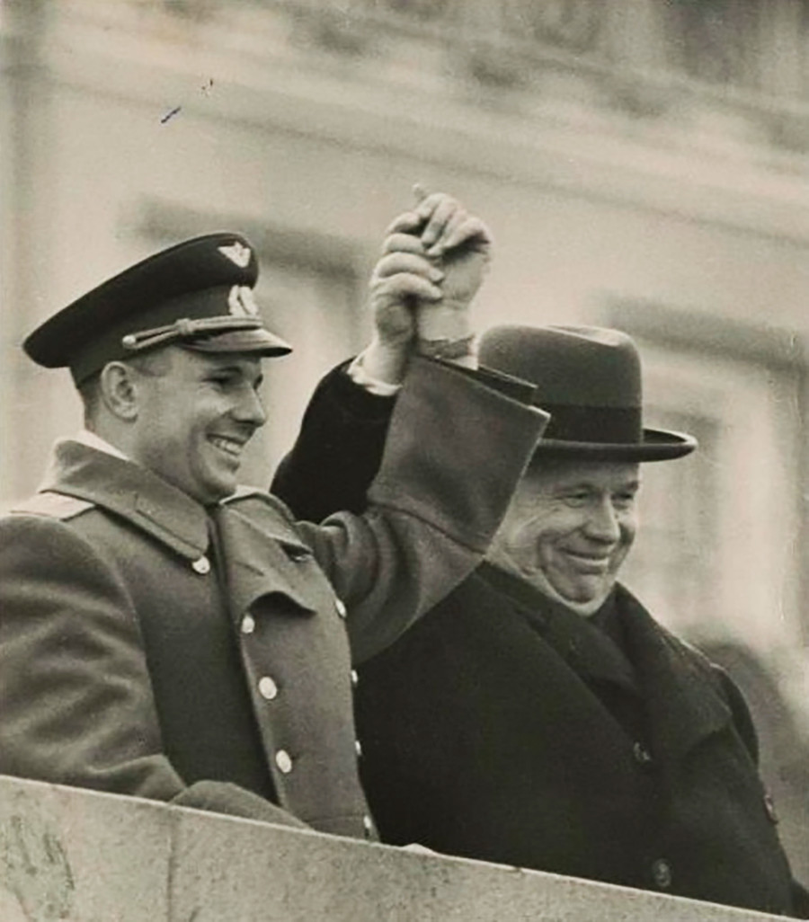 Gagarin e Khrushchev salutano il popolo sovietico dalla sommità del Mausoleo di Lenin 
