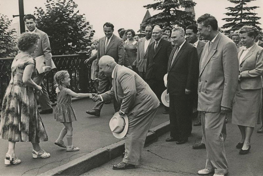 Nikita Khrushchev saluta una bambina mentre passeggia vicino al Cremlino
